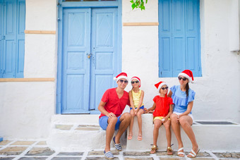家庭圣诞<strong>节</strong>假期<strong>父母</strong>孩子们狭窄的街传统的希腊村庆祝圣诞<strong>节</strong>一年