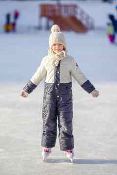 可爱的女孩滑冰冬天雪一天在户外