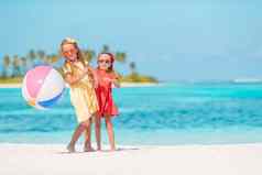可爱的女孩玩空气球海滩孩子们有趣的海滨