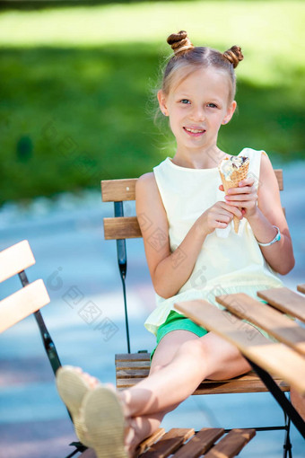 女孩吃冰淇淋在户外<strong>夏天</strong>户外咖啡馆