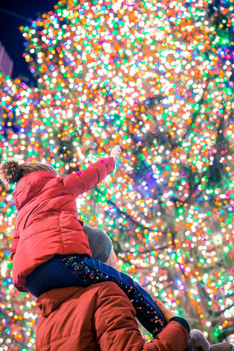 快乐女孩爸爸背景洛克菲勒圣诞节树纽约