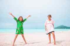 快乐孩子们很多有趣的热带海滩玩