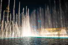 迪拜跳舞喷泉美妙的晚上显示