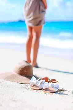 年轻的女人日光浴白色海滩腿