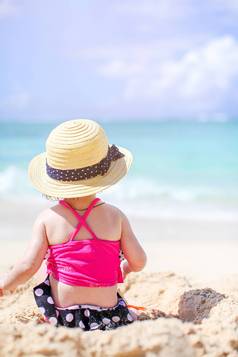 可爱的女孩有趣的热带海滩假期