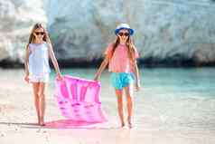 女孩有趣的热带海滩夏天假期玩