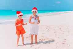 可爱的女孩圣诞老人帽子海滩圣诞节假期有趣的
