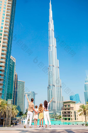 快乐家庭走迪拜迪拜塔哈利法塔摩天大楼背景