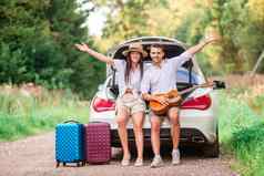 年轻的夫妇旅游享受夏天假期