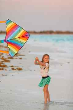 运行女孩飞行风筝热带海滩孩子玩海洋海岸