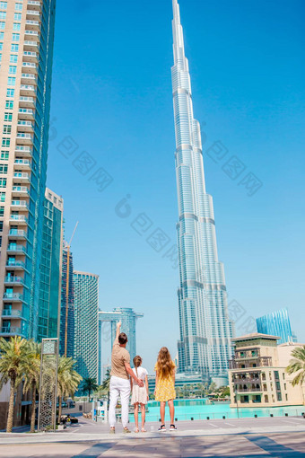 快乐家庭走迪拜迪拜塔哈利法塔摩天大楼背景