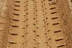 轮胎跟踪沙子