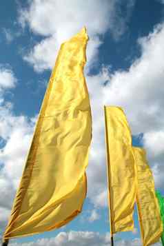 明亮黄色的旗帜