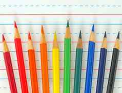 彩虹彩色的铅笔孤立的排纸