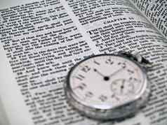 圣经打开马太福音pocketwatch