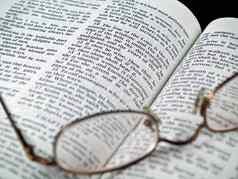 圣经打开书箴言眼镜