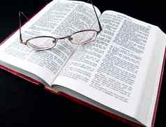 圣经打开书箴言眼镜