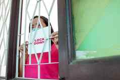 女人穿面具检疫房子持有标志锁