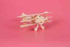 木飞机玩具柔和的粉红色的背景