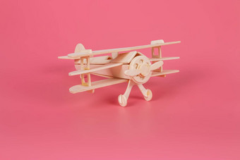 木<strong>飞机</strong>玩具柔和的粉红色的背景