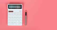白色计算器笔明亮的粉红色的背景市场营销
