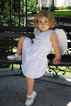 天使孩子白色衣服