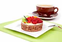 低热量的水果蛋糕杯咖啡皇白色背景
