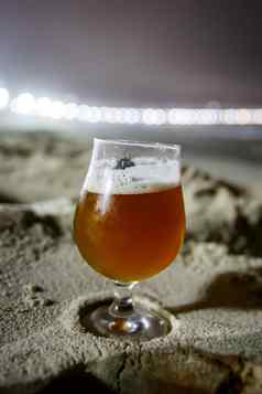 玻璃啤酒科帕卡巴海滩里约1月巴西晚上照明
