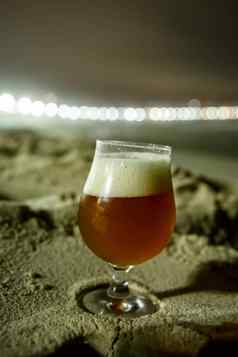 玻璃啤酒科帕卡巴海滩里约1月巴西晚上照明