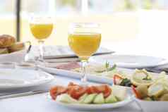 新鲜的橙色汁早餐表格