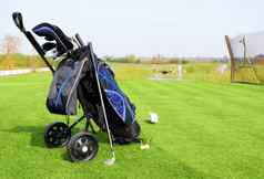 高尔夫球场蓝色的高尔夫球袋