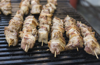 美味的烧烤烧烤肉开放烧烤户外厨房食物节日城市美味的食物烤串<strong>美食广场</strong>夏天野餐