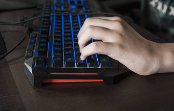 玩家键盘色彩斑斓的蓝色的灯现代玩家电脑蓝色的背光背光移动PCkeyborad电脑游戏