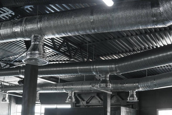 通风系统天花板大建筑通风管道银绝缘材料挂天花板内部建筑