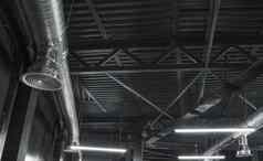 通风系统天花板大建筑通风管道银绝缘材料挂天花板内部建筑