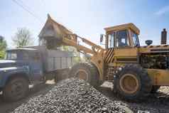 黄色的加载程序交付石头砾石卡车路建设作品石头路卸货石头