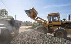 黄色的加载程序交付石头砾石卡车路建设作品石头路卸货石头
