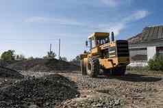 黄色的加载程序移动上传桶石头砾石路建设作品石头路卸货石头