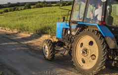 蓝色的拖拉机预告片农业作品游乐设施路小麦场