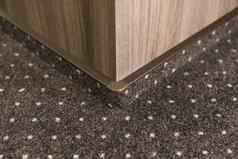 棕色（的）地毯地板上白色点地毯踢脚板木质材料面板墙