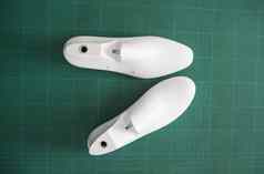 白色塑料鞋橡胶二次减少切割席设备鞋设计