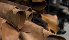 块皮革卷块彩色的皮革卷自然棕色（的）红色的皮革生材料制造袋鞋子服装配件