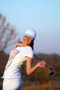 美丽的女孩高尔夫球手