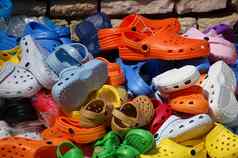 彩色的塑料木底鞋