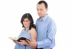 有吸引力的夫妇阅读圣经