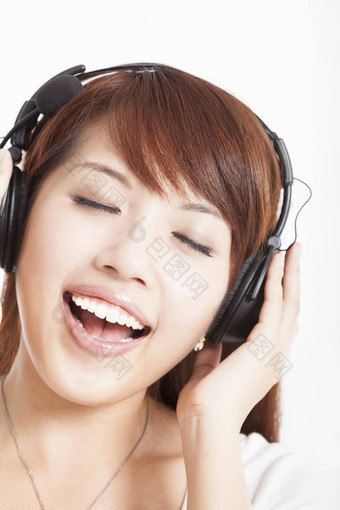亚洲女人听享受音乐耳机