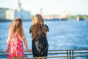 孩子们夏天海滨圣彼得堡