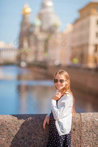 女孩夏天海滨圣彼得堡在户外