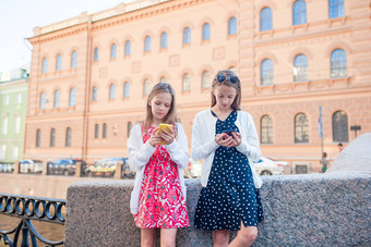 孩子们夏天海滨圣彼得堡