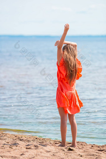 可爱的女孩海滩夏天假期